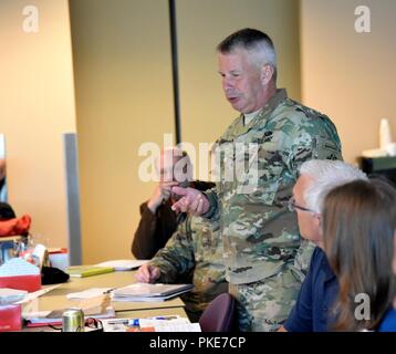 Generalleutnant Todd Semonite, USACE Kommandierender General, besuchten Teile der Portland District, US-Armee Korps der Ingenieure, Juli 26. Er mit Mitgliedern des Pazifischen Nordwestens Wasserstraßen Assoziation bei einem Arbeitsessen traf, inspiziert einen Deich durch die Multnomah County Drainage District gesponsert, tourte Portland Distirct des US-Moorings Facility und tourte Portland VA-Krankenhaus. Stockfoto