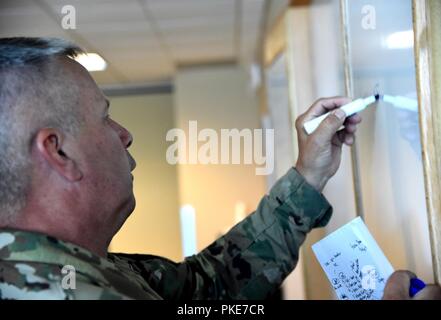 Generalleutnant Todd Semonite, USACE Kommandierender General, besuchten Teile der Portland District, US-Armee Korps der Ingenieure, Juli 26. Er mit Mitgliedern des Pazifischen Nordwestens Wasserstraßen Assoziation bei einem Arbeitsessen traf, inspiziert einen Deich durch die Multnomah County Drainage District gesponsert, tourte Portland Distirct des US-Moorings Facility und tourte Portland VA-Krankenhaus. Stockfoto