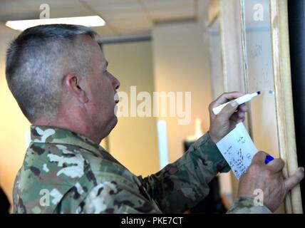 Generalleutnant Todd Semonite, USACE Kommandierender General, besuchten Teile der Portland District, US-Armee Korps der Ingenieure, Juli 26. Er mit Mitgliedern des Pazifischen Nordwestens Wasserstraßen Assoziation bei einem Arbeitsessen traf, inspiziert einen Deich durch die Multnomah County Drainage District gesponsert, tourte Portland Distirct des US-Moorings Facility und tourte Portland VA-Krankenhaus. Stockfoto