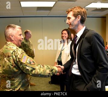 Generalleutnant Todd Semonite, USACE Kommandierender General, besuchten Teile der Portland District, US-Armee Korps der Ingenieure, Juli 26. Er mit Mitgliedern des Pazifischen Nordwestens Wasserstraßen Assoziation bei einem Arbeitsessen traf, inspiziert einen Deich durch die Multnomah County Drainage District gesponsert, tourte Portland Distirct des US-Moorings Facility und tourte Portland VA-Krankenhaus. Stockfoto