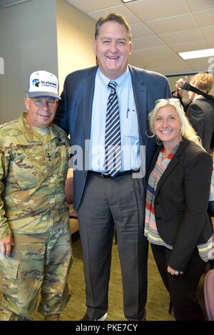 Generalleutnant Todd Semonite, USACE Kommandierender General, besuchten Teile der Portland District, US-Armee Korps der Ingenieure, Juli 26. Er mit Mitgliedern des Pazifischen Nordwestens Wasserstraßen Assoziation bei einem Arbeitsessen traf, inspiziert einen Deich durch die Multnomah County Drainage District gesponsert, tourte Portland Distirct des US-Moorings Facility und tourte Portland VA-Krankenhaus. Stockfoto