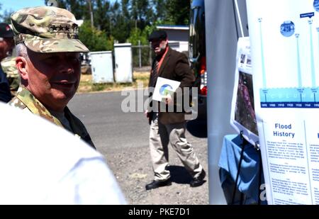 Generalleutnant Todd Semonite, USACE Kommandierender General, besuchten Teile der Portland District, US-Armee Korps der Ingenieure, Juli 26. Er mit Mitgliedern des Pazifischen Nordwestens Wasserstraßen Assoziation bei einem Arbeitsessen traf, inspiziert einen Deich durch die Multnomah County Drainage District gesponsert, tourte Portland Distirct des US-Moorings Facility und tourte Portland VA-Krankenhaus. Stockfoto