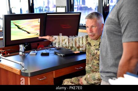 Generalleutnant Todd Semonite, USACE Kommandierender General, besuchten Teile der Portland District, US-Armee Korps der Ingenieure, Juli 26. Er mit Mitgliedern des Pazifischen Nordwestens Wasserstraßen Assoziation bei einem Arbeitsessen traf, inspiziert einen Deich durch die Multnomah County Drainage District gesponsert, tourte Portland Distirct des US-Moorings Facility und tourte Portland VA-Krankenhaus. Stockfoto