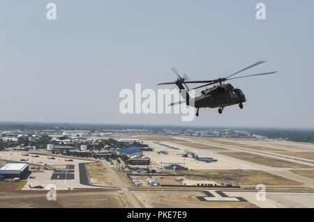 Ein UH-60 Black Hawk, 183Rd Aviation Battalion Positionen der Idaho Army National Guard am Gowen Field, Idaho, 26. Juli 2018 zu landen. Der Black Hawk Hubschrauber der US-Armee primäre Medium Lift utility Transport- und Air Assault Flugzeuge. Stockfoto