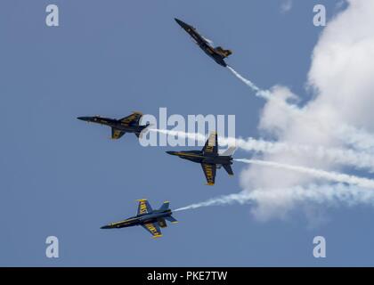 FARGO, N.D. (27. Juli 2018) Der US-Navy Flight demonstration Squadron, die Blue Angels, eine Praxis, die Demonstration während Fargo Marine Woche durchführen zu Hector International Airport in Fargo, North Dakota. Die Marine von Community Outreach verwendet die Navy Woche Programm Navy Sailors, Ausrüstung mitbringen und zeigt auf etwa 14 amerikanischen Städten jedes Jahr für eine Woche - lange Zeitplan von outreach Engagements für Amerikaner ausgelegt, aus erster Hand, wie die US-Marine ist die Marine die Nation braucht Erfahrung. Stockfoto