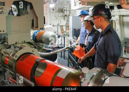 Pazifik (27 Juli 2018) HMCS Ottawa (FFH 341) auf See während der Pacific Rim (Rimpac) Übung. 25 Nationen, 46 Schiffe, 5 U-Boote, und etwa 200 Flugzeugen und 25.000 Angestellte beteiligen sich an Rimpac vom 27. Juni bis 2. August in und um die hawaiischen Inseln und Südkalifornien. Die weltweit größte internationale maritime Übung RIMPAC bietet eine einzigartige Ausbildung während der Förderung und Erhaltung der kooperative Beziehungen unter den Teilnehmern von entscheidender Bedeutung für die Gewährleistung der Sicherheit der Seewege und die Sicherheit der Weltmeere. RIMPAC exercis 2018 ist der 26. Stockfoto