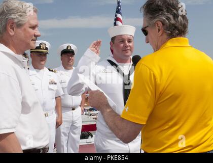 FARGO, N.D. (28. Juli 2018) North Dakota reg. Doug Burgum, liest die Navy reenlistment Eid Equipment Operator 1. Klasse Austin Hawk, Navy Operational Support Center Fargo Fargo Marine zugewiesen, während der Woche. Die Marine von Community Outreach verwendet die Navy Woche Programm Navy Sailors, Ausrüstung mitbringen und zeigt auf etwa 14 amerikanischen Städten jedes Jahr für eine Woche - lange Zeitplan von outreach Engagements für Amerikaner ausgelegt, aus erster Hand, wie die US-Marine ist die Marine die Nation braucht Erfahrung. Stockfoto