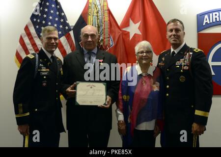 Kol. Toby Magsig, Kommandant der 1. Brigade Combat Team, 82nd Airborne Division; William Gaschler, pensionierter Armeveteran; Karla Gaschler, Ehepartner, und Generalmajor Michael E. Kurilla, Kommandierender General des 82. Abn. Div., sammeln Sie während einer Bronze Star Medal mit Valor Preisverleihung auf Fort Bragg, N.C., 28. Juli 2018. Gaschler erhielt die Auszeichnung für die Rettung von zwei fallschirmjäger am 13. Mai 1965, beim Dienen als Scharfschütze team leader mit Firma A, 1st Battalion, 504Th Parachute Infantry Regiment, 82nd Abn. Div., während der Operation Power Pack in der Dominikanischen Republik. Stockfoto