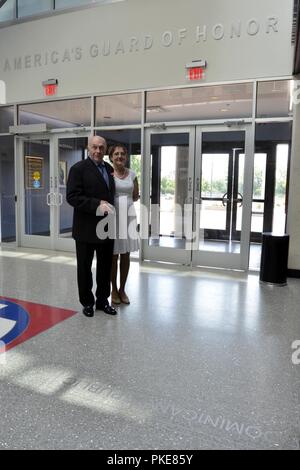 William Gaschler, pensionierter Army Veteran und Gunda Gaschler Bush, Tochter, stehen vor einem Dominikanische Republik stock Gravur an der 82nd Airborne Division Headquarters nach einem Bronze Star Medal mit Valor Preisverleihung auf Fort Bragg, N.C., 28. Juli 2018. Gaschler erhielt die Auszeichnung für die Rettung von zwei fallschirmjäger Mai 13, 1965, beim Dienen als Scharfschütze team leader mit Firma A, 1st Battalion, 504Th Parachute Infantry Regiment, 82nd Abn. Div., während der Operation Power Pack in der Dominikanischen Republik. Stockfoto