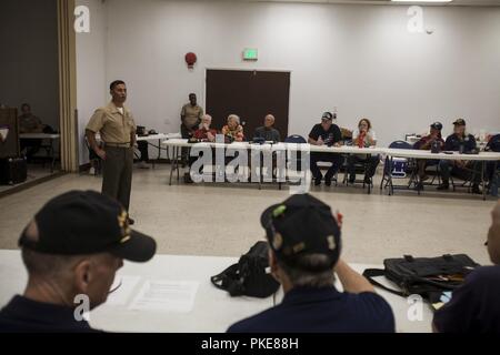 Us Marine Corps Oberst Raul Lianez, kommandierender Offizier, Marine Corps Base Hawaii (MCBH), bietet die Vietnam Veteranen von Amerika (VVA), Oahu Kapitel, mit einer Präsentation zu MCBH's Mission und Richtung, Honolulu, 28. Juli 2018. Die Vva besteht aus mehr als 160 Mitgliedern in Hawaii, hilft Veteranen, Gemeinschaften, und jene, die in Gefahr. Stockfoto