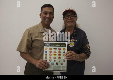 Us Marine Corps Oberst Raul Lianez, kommandierender Offizier, Marine Corps Base Hawaii (MCBH), posiert für ein Foto mit Rona Adams, die Vietnam Veteranen von Amerika (VVA), Oahu Kapitel Präsident, Honolulu, 28. Juli 2018. Die Vva besteht aus mehr als 160 Mitgliedern in Hawaii, hilft Veteranen, Gemeinschaften, und jene, die in Gefahr. Stockfoto