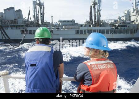 Pazifik (27 Juli 2018) Schiffsleute Colton Boag, Links, und Carlee Chatron, zugeordnet zu der U.S. Coast Guard Cutter WMSL Bertholf (750) Den Kraftstoffschlauch Monitor von der Royal Australian Navy multi-Produkt Auffüllung öler HMAS Erfolg (oder 304), 27. Juli, während einer Betankung Betrieb während der Rand des Pazifik (Rimpac) Übung. 25 Nationen, 46 Schiffe und fünf U-Boote, und etwa 200 Flugzeugen und 25.000 Angestellte beteiligen sich an Rimpac vom 27. Juni bis 2. August in und um die hawaiischen Inseln und Südkalifornien. Die weltweit größte internationale maritime Übung RIMPAC prov Stockfoto