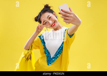 Junge Frauen nehmen auf Handys Stockfoto