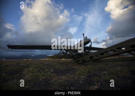 MARINE CORPS BASE HAWAII (29. Juli 2018) eine US Marine Corps RQ-7B Shadow Unmanned Aircraft Systems (UAS), Marine Unmanned Aerial Vehicle Squadron 3 Vorbereitung zur Unterstützung der amphibische Landung Demonstration als Teil der Felge des Pazifiks () Übung RIMPAC Marine Corps Base Hawaii Juli 29, 2018 zu starten. Der Start war der letzte Flug für die Schatten in der US Marine Corps, in denen die Plattform mit dem RQ-21 Black Jack, ein technologisch überlegene und Expeditionary UAS ersetzt werden. RIMPAC bietet hochwertige Ausbildung für Task-organisiert, leistungsfähigen Marine Air-Ground Task Forc Stockfoto