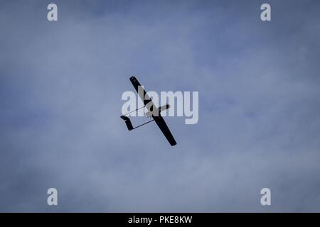 MARINE CORPS BASE HAWAII (29. Juli 2018) eine US Marine Corps RQ-7B Shadow Unmanned Aircraft Systems (UAS) zugeordnet Marine Unmanned Aerial Vehicle (UAV Squadron 3 3), fliegt über Pyramid Rock Beach in Unterstützung der amphibische Landung Demonstration als Teil der Felge des Pazifiks () Übung RIMPAC Marine Corps Base Hawaii Juli 29., 2018. Der Start war der letzte Flug für die Schatten in der US Marine Corps, in denen die Plattform mit dem RQ-21 Black Jack, ein technologisch überlegene und Expeditionary UAS ersetzt werden. RIMPAC bietet hochwertige Ausbildung für Task-organisierte, hoch, Mari Stockfoto