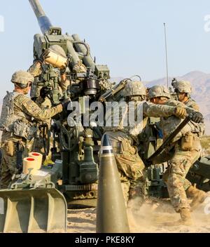 Eine Kanone Crew mit 2 41st Infantry Brigade Combat Team's Battalion, 218 Field Artillery, C., Lädt einen Akku 155 mm explosive Runde in Ihre M777 Haubitze nach einem Brand mission Juli 27, 2018 Während ein Feld Training als exportierbar Combat Training (XCTC) in Fort Irwin, Kalifornien bekannt. Die Übung ist ein radlager Brigade Feld Training konzipiert Platoon Kenntnisse über die Feuerwehr in Abstimmung mit der ersten Armee zu zertifizieren. "Diese Übung hält unsere Einheiten ausgebildet und bereit für Missionen und baut auf der Ausbildung des Brigade vom letzten Jahr Stockfoto