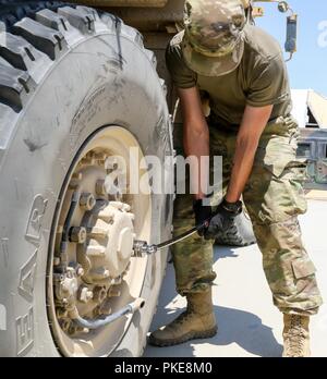 Soldaten mit 2 41st Infantry Brigade Combat Team's Battalion, 218 Field Artillery Führen Sie Wartungsarbeiten an Ihren Fahrzeugen für ihre Straße März Juli 27, 2018 Während ein Feld Training als exportierbar Combat Training (XCTC) in Fort Irwin, Kalifornien bekannt. Die Übung ist ein radlager Brigade Feld Training konzipiert Platoon Kenntnisse über die Feuerwehr in Abstimmung mit der ersten Armee zu zertifizieren. "Diese Übung hält unsere Einheiten ausgebildet und bereit für Missionen und baut auf der Ausbildung des Brigade aus dem letzten Jahr Warfighter Übung", Stockfoto