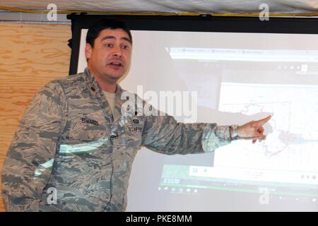 Us Air Force Maj. Nicholas Edwards, einem Intelligence Analyst Manager mit 195Th des California Air National Guard Air Base Wing, updates Führer von den Kalifornien Abteilung der Forstwirtschaft und Brandschutz (CAL) auf dem Carr Brand im Shasta County, Kalifornien. Edwards führt ein Team, das genaue Informationen cal Feuer verwendet die Carr Feuer verbrannt, die fast 90.000 Hektar in etwa einer Woche verstärkt zu kämpfen. Stockfoto