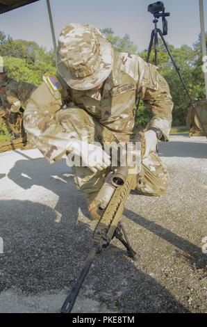 Sgt. Adam Jack, ein Scout Sniper, mit Hauptsitz und Sitz der Firma, 100-Bataillon, 442Nd Infanterie Regiment, US Army Reserve, bereitet seine Scharfschützengewehr während der Übung Keris Streik, Juli 24, 2018, Johor Bahru, Malaysia. Charlie Company war die Umsetzung Dschungel Taktik Training während einer Reihe von live fire Übungen als Teil der Übung Keris Streik 2018. Stockfoto