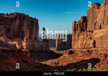 Die Courthouse Towers Felsformationen aus Sicht der Park Avenue Arches National Park in der Nähe von Moab, Utah, USA Stockfoto