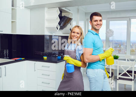 Ein junges Paar ist die Reinigung einer Wohnung. Stockfoto