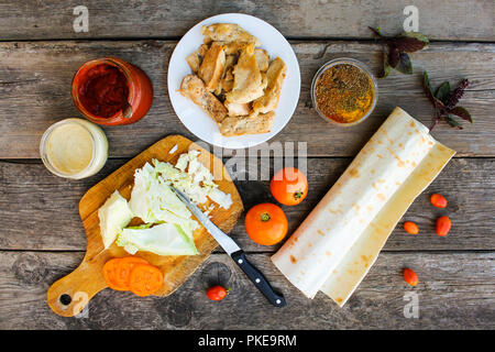 Zutaten zum Kochen Kebabs auf Holz- Hintergrund. Stockfoto