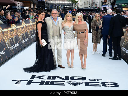 Ray Winstone mit Frau Elaine Winstone (rechts) und den Töchtern Lois Winstone (links) und Ellie Rae Winstone ankommen für Der König der Diebe Weltpremiere auf der Vue West End, den Leicester Square, London statt. Stockfoto