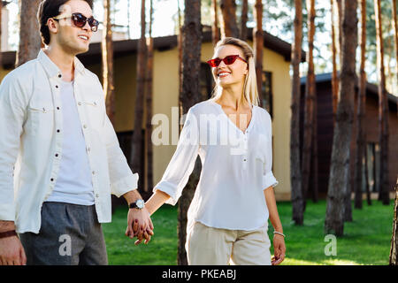 Freudige gerne nettes Paar in ein grosser Tag Stockfoto