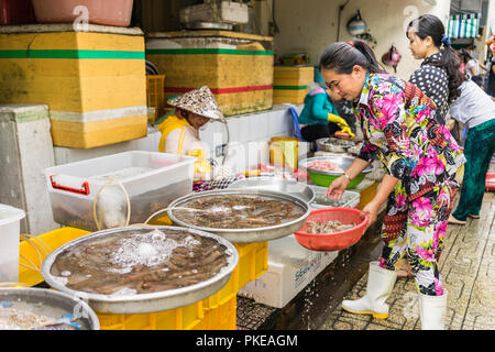 Ho Chi Minh City, Vietman - 21. Oktober 2016. Frisch Fisch und andere Meeresfrüchte zum Verkauf an einer alten asiatischen Markt Ben Thanh gefangen. Stockfoto