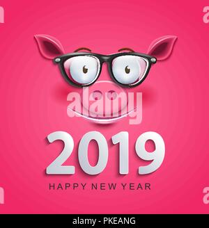 Süße Grußkarte für 2019 das neue Jahr mit einem Lächeln das kluge Schwein Gesicht in Gläsern auf rosa Hintergrund. chinesische Symbol für das Jahr 2019. Sternzeichen, Lunar Zeichen der goroscope. Jahr des Schweins. Vector Illustration. Stock Vektor