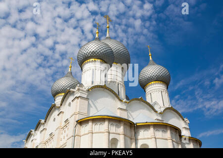 Kathedrale (links), Wachturm (rechts), Golden Ring; Rostow, Oblast Jaroslawl, Russland Stockfoto