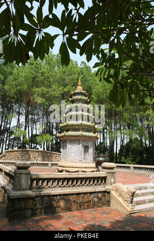 Stupa an der Rückseite des Thiên Mụ Pagode, Hue, Vietnam Stockfoto