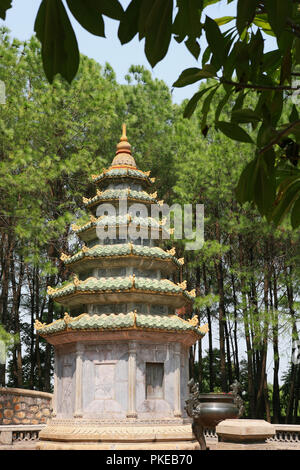 Stupa an der Rückseite des Thiên Mụ Pagode, Hue, Vietnam Stockfoto