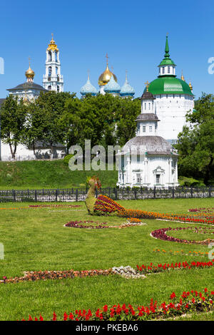 Vogel Skulptur aus Blumen (im Vordergrund), der Heiligen Dreifaltigkeit Saint Serguis Lavra; Sergiev Posad, Sergiyevo-Posadsky District, Moskau, Russland Stockfoto