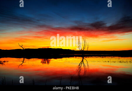 Dramatischer Sonnenaufgang über Wasser, Bosque Del Apache Wildlife Refuge, New Mexico, Vereinigte Staaten von Amerika Stockfoto