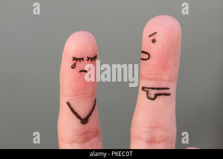 Finger Kunst der Familie während der Streit. Konzept der Mann ruft auf Frau Stockfoto