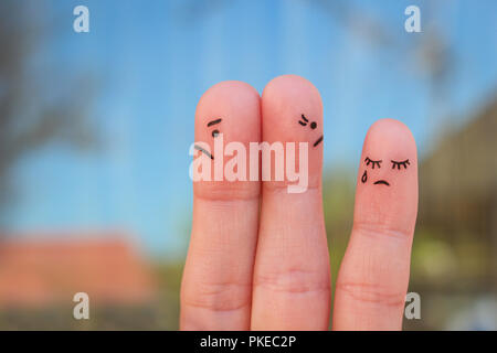 Finger Kunst der Paare nach einem Argument in verschiedene Richtungen schauen. Idee der Familie während des Konflikts. Konzept der Eltern streiten, Kind war verärgert. Stockfoto