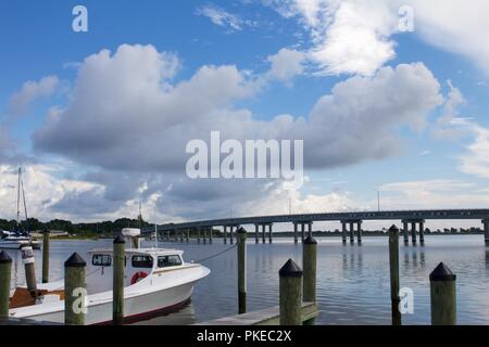 Deal Island, Maryland, USA - September 2, 2018: Ein echter Bonito ist günstig ist der Deal Island Marina vor der jährlichen Skipjack Rennen und Festival. Stockfoto