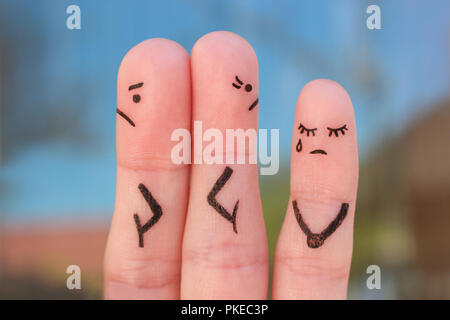 Finger Kunst der Paare nach einem Argument in verschiedene Richtungen schauen. Idee der Familie während des Konflikts. Konzept der Eltern streiten, Kind war verärgert. Stockfoto