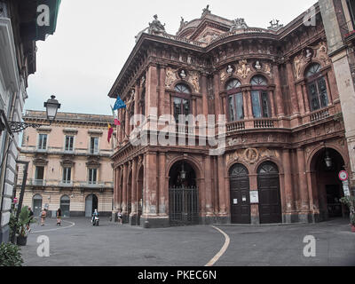 Catania, Italien - 22. August 2018: Aufnahme des Piazza Teatro Massimo in Catania in einem Sommertag. Catania, Sizilien Stockfoto