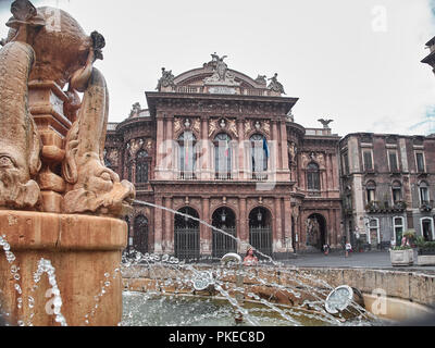 Catania, Italien - 22. August 2018: Aufnahme des Piazza Teatro Massimo in Catania in einem Sommertag. Catania, Sizilien Stockfoto