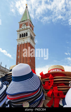 Souvenir Hüte für den Verkauf in den Markusplatz mit dem Campanile im Hintergrund; Venedig, Italien Stockfoto