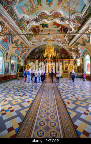 Touristen und Fresken, Saint Serguis Kirche, die Heilige Dreifaltigkeit Saint Serguis Lavra; Sergiev Posad, Sergiyevo-Posadsky District, Moskau, Russland Stockfoto