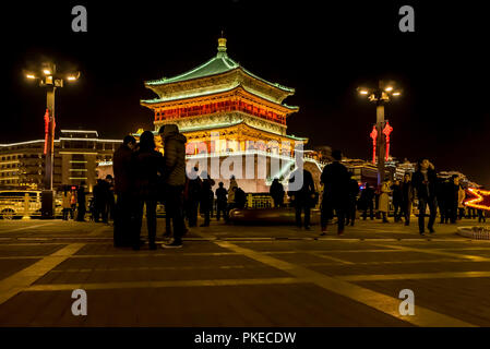 Der Xian Bell Tower bei Nacht; Xian, Provinz Shaanxi, China Stockfoto