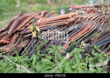 Stapel alte Tonziegel, West Sussex, Großbritannien 2018 Stockfoto