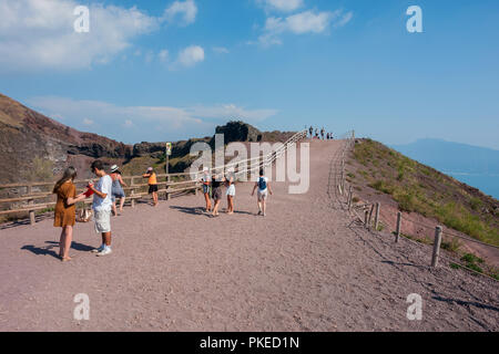Den Vesuv, Italien - 1. AUGUST 2018: Touristen zu Fuß rund um den Krater des Vesuvs. Stockfoto