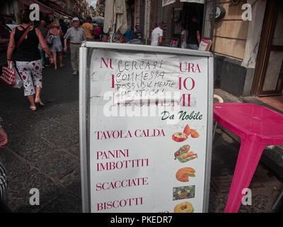 Catania, Italien - 22. August 2018: Aufnahme eines Zeichens in einer Straße von Catania sagen: 'Suchen für eine Verkäuferin!'. Catania, Sizilien Stockfoto