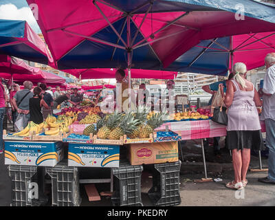 Catania, Italien - 22. August 2018: Aufnahme des o Die traditionelle "fera" Luni", eine wöchentliche road Open Market, wo man Lebensmittel, Getränke kaufen kann, Dressing und Stockfoto