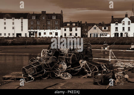 Ein Blick auf die Stonehaven Hafen in Schottland von der Hafenmauer, mit Hummer Töpfe in den Vordergrund. Alle bei Ebbe Stockfoto
