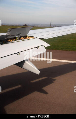 Blick von einer Ryanair Flug ins Land kommen auf der Landebahn am Flughafen East Midlands Stockfoto